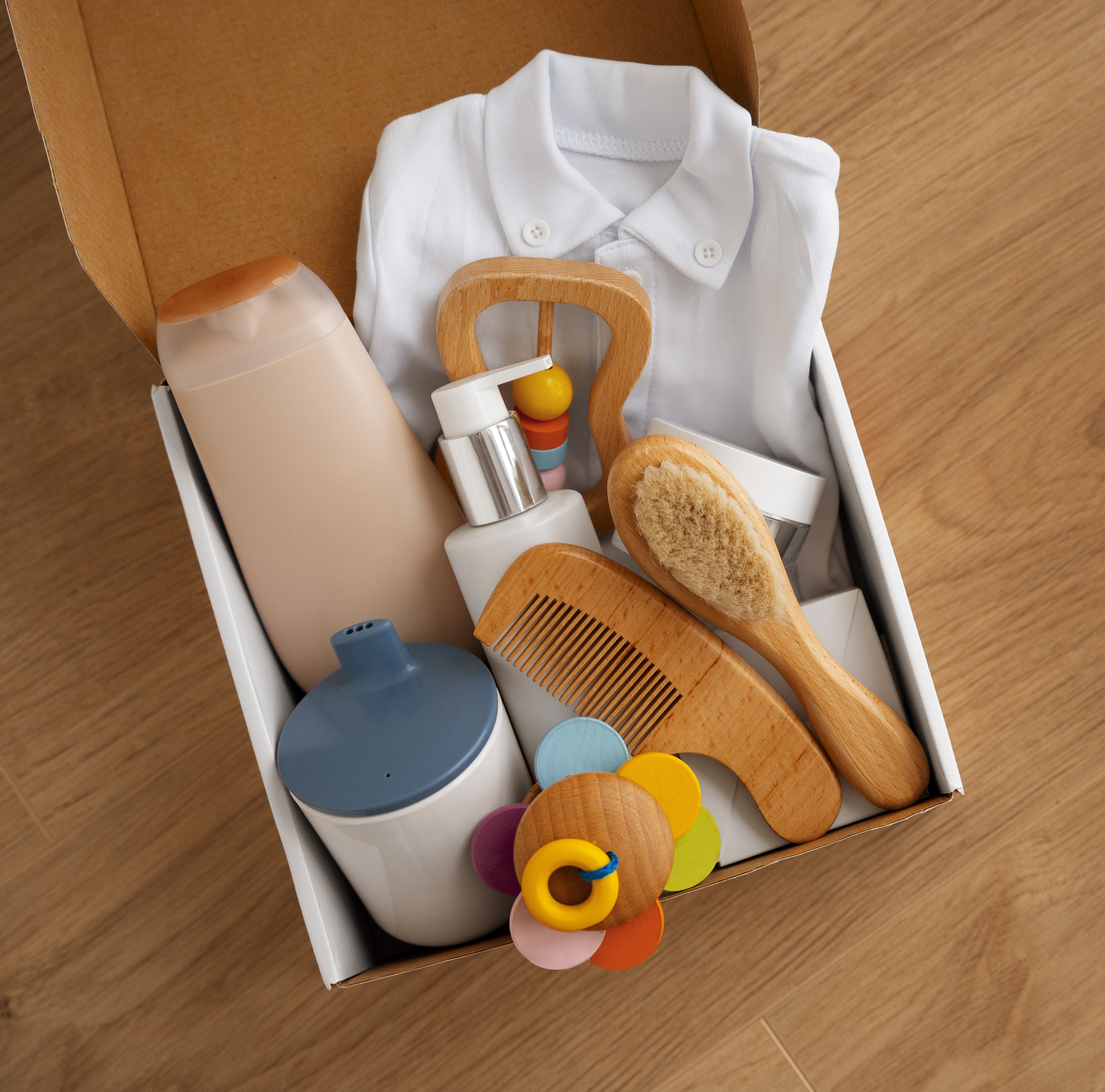 Niños con ropa colorida